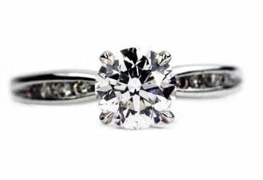 Classic Round Dimond Engagement Ring
